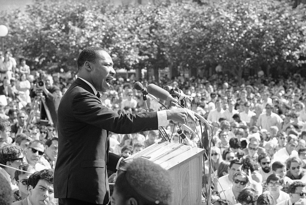 Ước tính 5.000 người chăm chú nghe bài diễn thuyết của nhà hoạt động xã hội Martin Luther King.  Sự kiện thế giới này được tổ chức ở hội trường Sproul, Đại học California ngày 17/5/1967. Ảnh The Atlantic